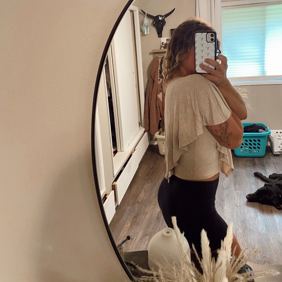 Cute flowy top - Picture 2 of 4